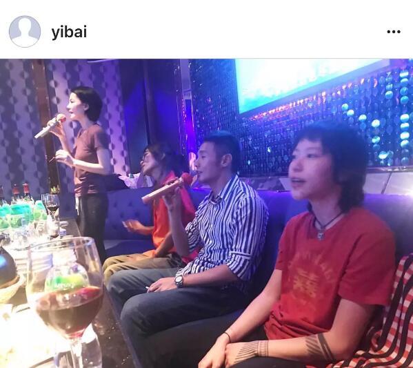 王菲母女跟李榮浩一起唱K，竇靖童的表情亮了