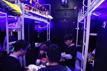 用人臉識(shí)別的技術(shù)，防火防盜防宿管。宿管一來，就可以自動(dòng)發(fā)起警報(bào)