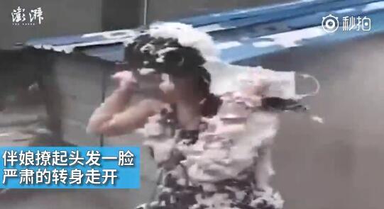 視頻中可以看到，雖然伴娘事先有穿雨衣防備，但在被伴郎團(tuán)圍攻時(shí)，雨衣被拔下，更過分的是，有人還用滅火器直接對(duì)著她的臉噴。后來伴娘好像是生氣了，撩起頭發(fā)一臉嚴(yán)肅的轉(zhuǎn)身走開。