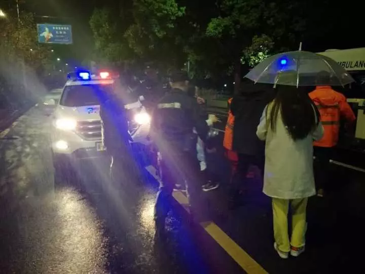 今天凌晨，杭州一對(duì)環(huán)衛(wèi)工夫婦被車撞進(jìn)錢塘江