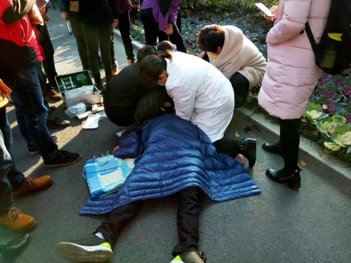 23歲IT男大學(xué)門口沒(méi)了心跳 保安飆車送醫(yī)生