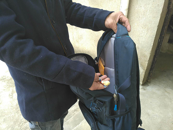 羅正宇的藍(lán)色背包，只剩下一塊錢和一顆大白兔奶糖。