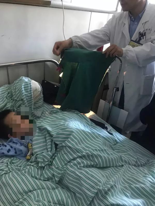 嚇哭！6歲男孩被夾斷手指 罪魁禍首竟是校服