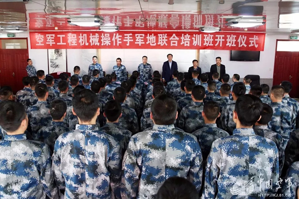 空軍找上藍翔技校聯合培訓:為的就是挖掘機