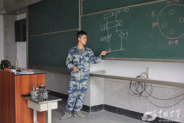 空軍找上藍翔技校聯合培訓:為的就是挖掘機