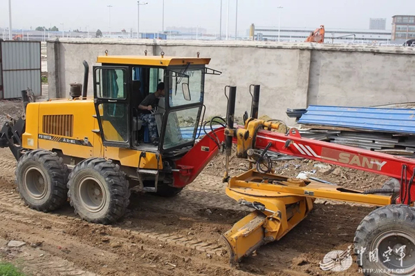 空軍找上藍翔技校聯合培訓:為的就是挖掘機
