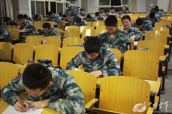 空軍找上藍翔技校聯合培訓:為的就是挖掘機