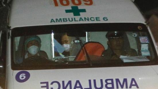 救護車帶著被救少年離開。（圖：EPA）