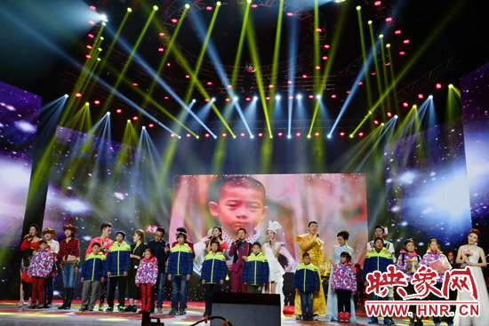 《暖冬——面對(duì)面的愛(ài)》活動(dòng)的十位特困兒童登臺(tái)與名嘴們合唱《讓世界充滿愛(ài)》