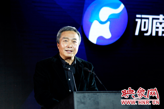 河南電視臺(tái)臺(tái)長(zhǎng)王少春在展示會(huì)上介紹河南衛(wèi)視