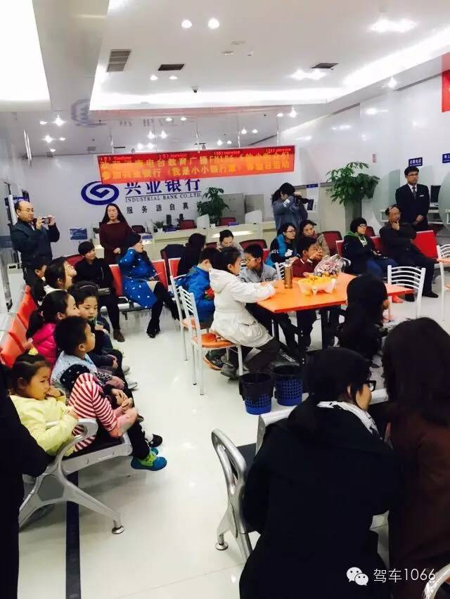 聽(tīng)完牧歌姐姐的講解小朋友們準(zhǔn)備親自體驗(yàn)一番