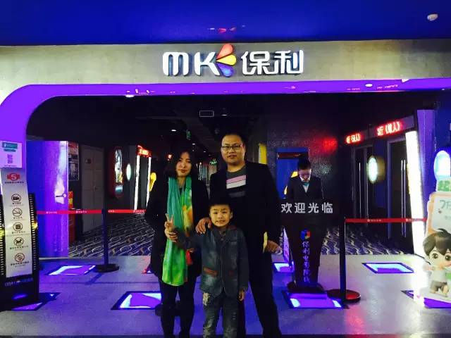 再來看兩個萌娃，表情都好有戲！