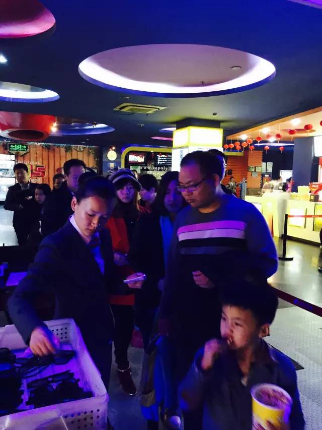 小朋友吃的好香??！爆米花和電影真是絕配喲