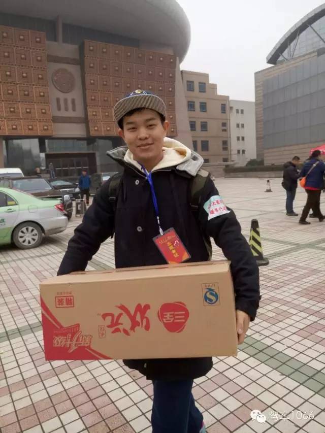 河南電臺(tái)1066主持人小澤，搬送愛(ài)心餃子。