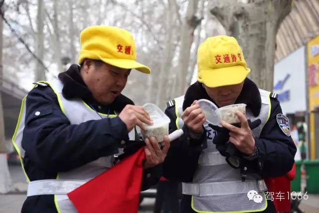 1066小分隊(duì)和志愿者來(lái)到金水路文化路，給這里執(zhí)勤的交警和協(xié)管送去暖心餃子。