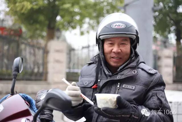 1066小分隊(duì)來(lái)到紫荊山（摩的司機(jī)、出租車司機(jī)、市民)，給他們送去餃子。