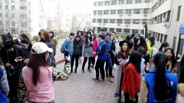 還沒開始時(shí)大家已經(jīng)開始有序排隊(duì)了，棒棒噠！