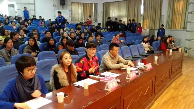 是不是很想讓Seven為你舉牌？