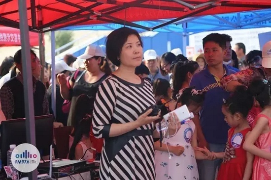 976老大木子一手手機一手對講一臉嚴肅，這是有多緊張呢？