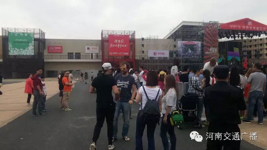 哇塞，現(xiàn)場(chǎng)還有外國(guó)友人~