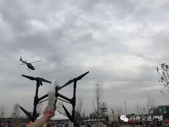你以為音樂(lè)節(jié)只有音樂(lè)嗎？交廣號(hào)和無(wú)人機(jī)也在哦，看見(jiàn)它就揮揮手吧！