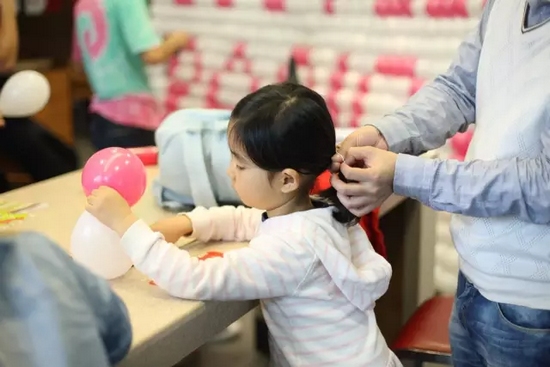 我能第一時間找到為我編辮子的爸爸，因為他的手是那樣的溫柔而有力量