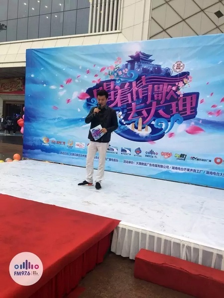 路飛冒雨主持，心中火熱的根本不需要雨傘啦！