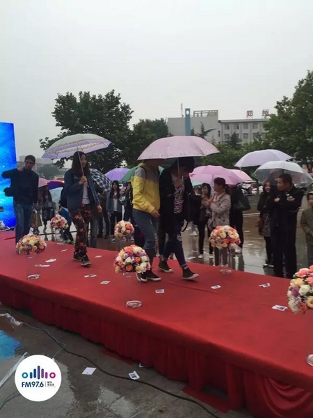 　　好友從屏幕后面走出來，他們特意從陜西、平頂山趕來為兩人送出祝福。