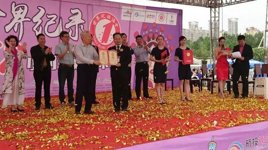 河南人民廣播電臺副臺長翟國選代表主辦方接受挑戰(zhàn)成功認證證書 河南人民廣播電臺副臺長翟國選代表主辦方接受挑戰(zhàn)成功認證證書