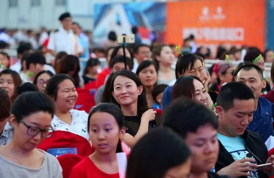 正是你們的笑容，才讓我們有了繼續(xù)前行的動(dòng)力，哪怕風(fēng)雨兼程。