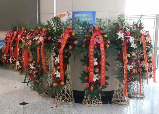 “月陽工作室”團隊成員、戲曲志愿者及社會各界送來的祝?；ɑ@