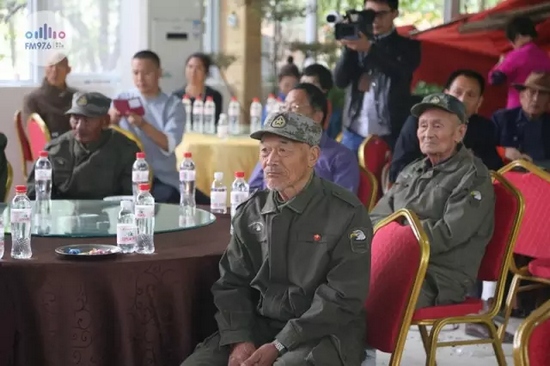 臺(tái)上展風(fēng)采，臺(tái)下笑開懷