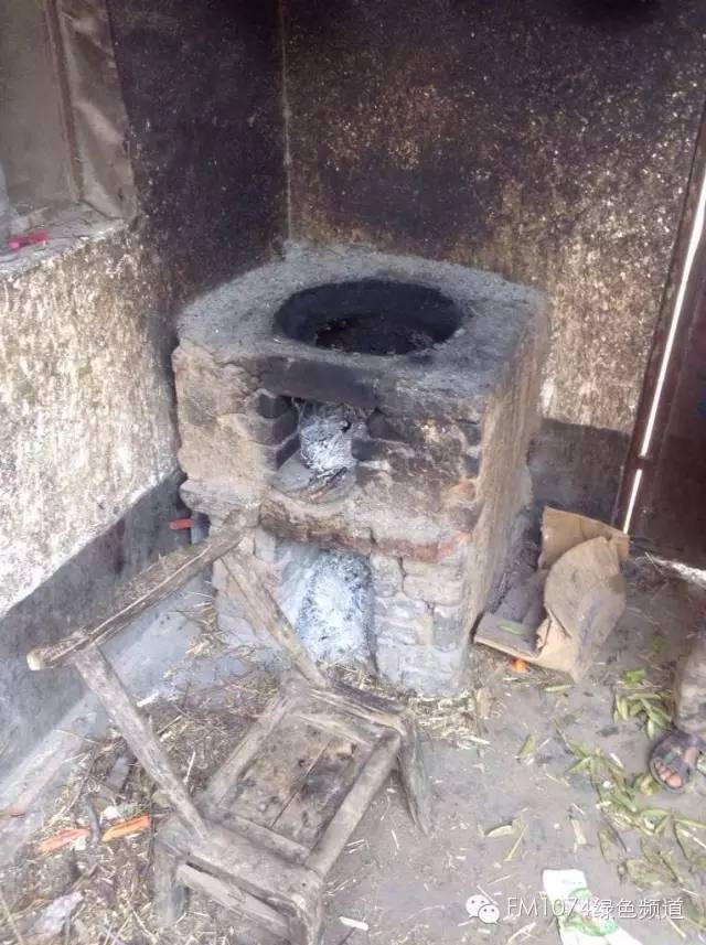 走訪另一個貧困家庭，進去之后才知道什么是真正的一貧如洗、家徒四壁。