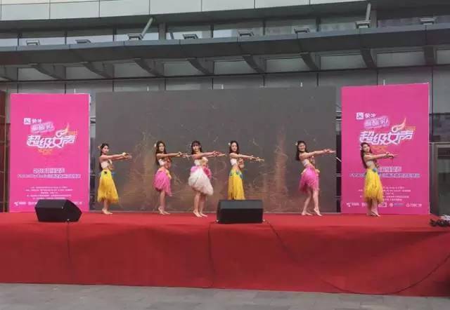 伴隨著舞蹈演員們的開場，比賽在上午10點(diǎn)半正式拉開序幕