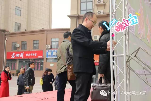 寒江副總監(jiān)親力親為，事無巨細(xì)。偶像真是暖暖惹人愛呢！