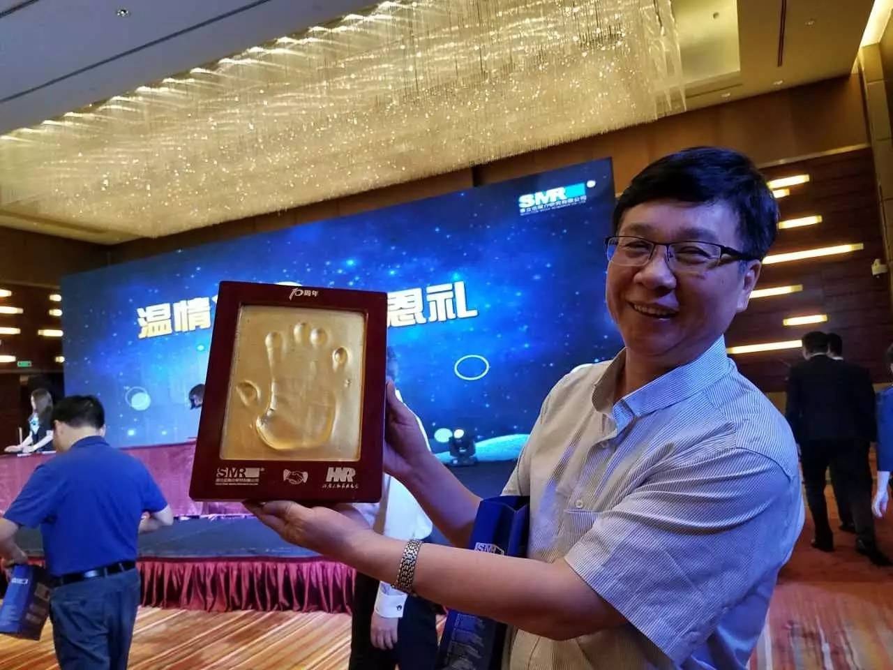 河南電臺副總編輯，宣傳協(xié)調(diào)中心主任高鐵軍先生代表河南廣播電視臺為慶賀賽立信成立20周年送上“手印”圖