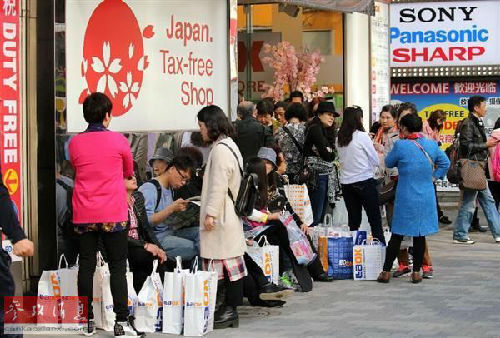 圖為東京街頭，中國游客隨處可見。