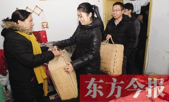 昨天下午，多位東方今報愛心讀者前往鄭州市困難戶家中贈送棉被