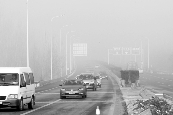 最近能見度不佳的天氣，給駕車上高速的車主提出了更多的要求