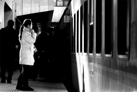 春運(yùn)大潮中，這樣難舍難分的身影總不時(shí)閃現(xiàn)在站臺(tái)上和廣場(chǎng)中