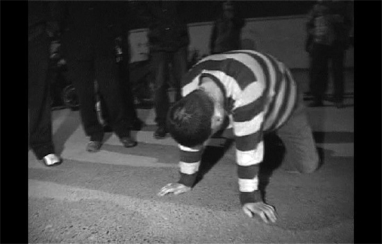 昨日凌晨，鄭州市化工路西段，渾身酒氣的男子出盡洋相