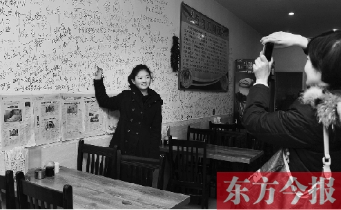 東方今報“一碗面的溫暖”還在延續(xù)，媒體和愛心人士的吃面接力熱情不減。