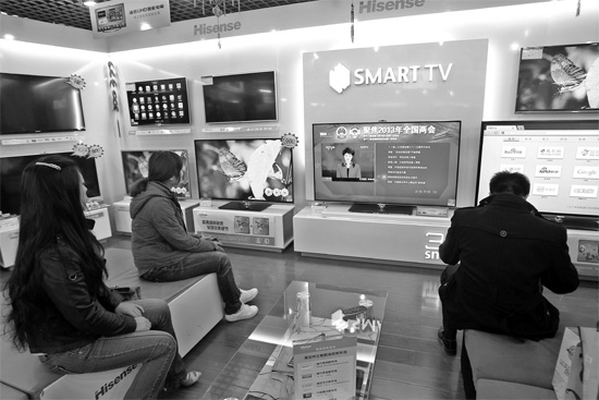 5日，鄭州市的家電賣(mài)場(chǎng)里，網(wǎng)絡(luò)電視正在同步直播兩會(huì)報(bào)道 東方今報(bào)記者張培方攝