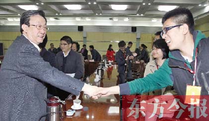 4月22日，省委書記、省人大常委會(huì)主任郭庚茂和“聚焦中博·河南行”中部六省媒體采訪團(tuán)成員親切握手