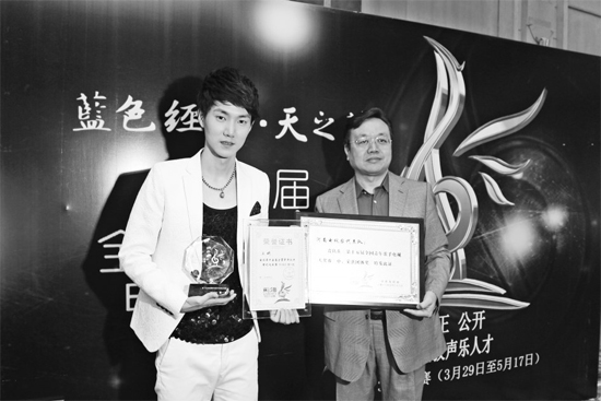 王晰領取流行組冠軍獎，河南電視臺藝術總監(jiān)李暄代表河南電視臺領取第15屆青歌賽團體獎