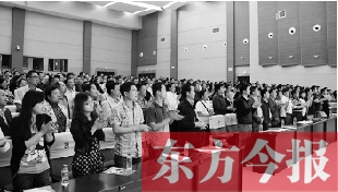 演員謝幕時，沒有觀眾離場，而是全部起立熱烈鼓掌