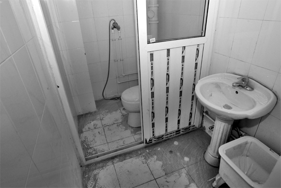 不僅周邊設(shè)施齊全，鄭州公租房室內(nèi)設(shè)施也齊全。圖為剛安裝好的衛(wèi)浴設(shè)施