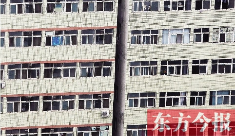 鄭州市城中村眾多類似這樣火柴盒式的房間，成了大中專畢業(yè)生們暫時安放青春和夢想的地方