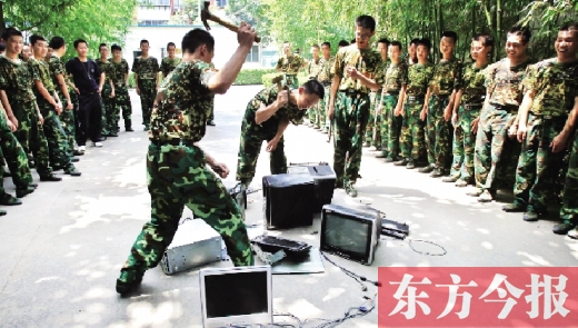 為了讓孩子表達(dá)戒除網(wǎng)癮的決心，學(xué)校組織孩子親手砸毀電腦