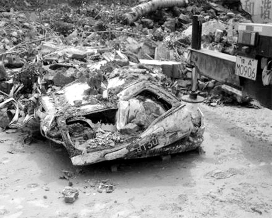 7月2日，新密市區(qū)，暴雨沖倒圍墻，一輛汽車被砸成“鐵餅”